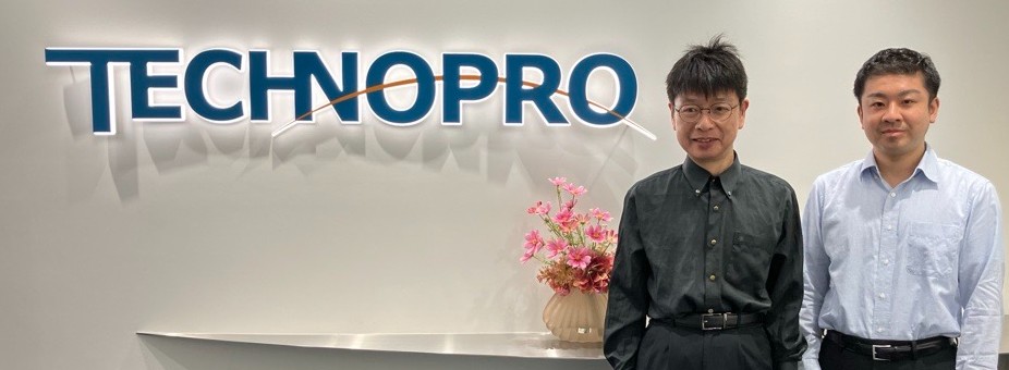 左：ソリューション事業本部　製造ソリューション統括部　ハードウェア開発センター　チームリーダー　桑原 成人さん 右：ソリューション事業本部　製造ソリューション統括部　ハードウェア開発センター　藤原 広友さん